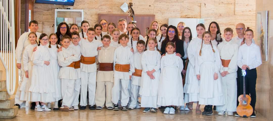 Nastop folklornikov na območnem srečanju otroških folklornih skupin Bele Krajine